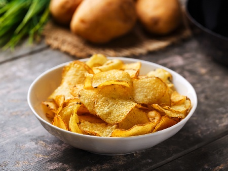 Домашен чипс от пресни картофи пържен във фритюрник - снимка на рецептата